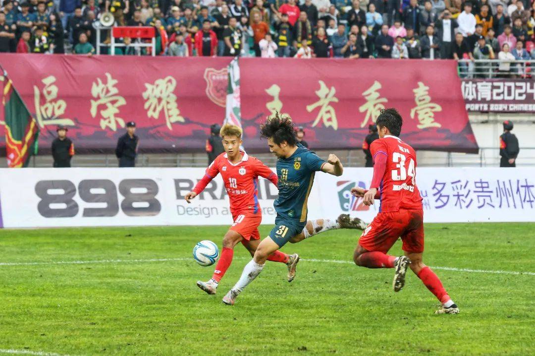 国内职业足球联赛竞争激烈，焦点不断变化
