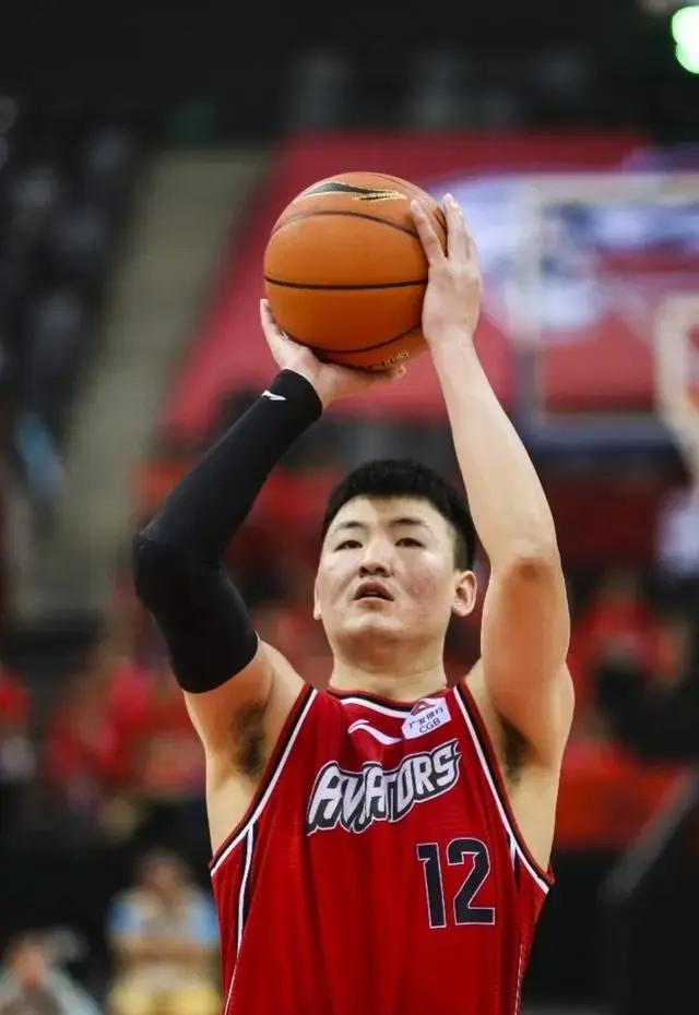 球队新赛季揭幕战积极备战，迎战对手