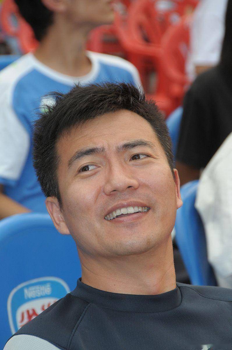 包含黄健翔：抓紧换帅不然世预赛要出事不能再下跌了的词条