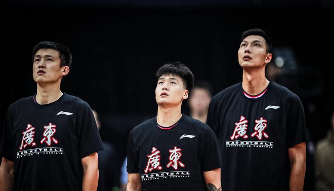 包含广东宏远队备战挑战四川队，誓要力争夺冠的词条