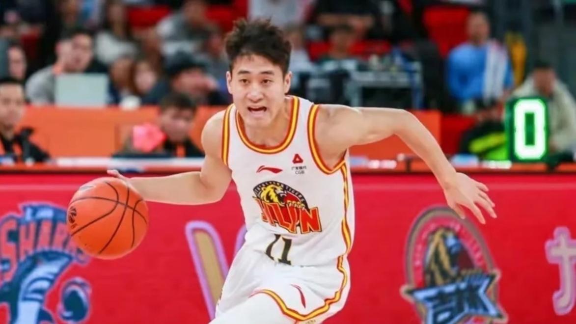 高诗岩17+9山东险胜新疆齐麟17分李炎哲15分(11助攻!高诗岩串起山东进攻 攻防兼备有望获3项大奖)