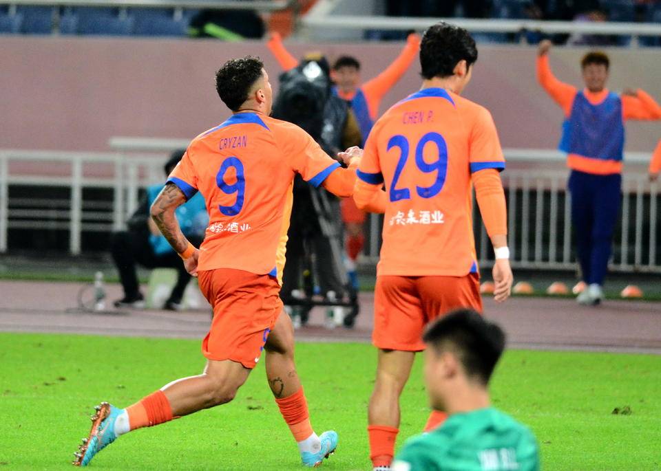 中超红牌！山东泰山队3-1胜武汉三镇！克雷桑进球无效！泽卡两球