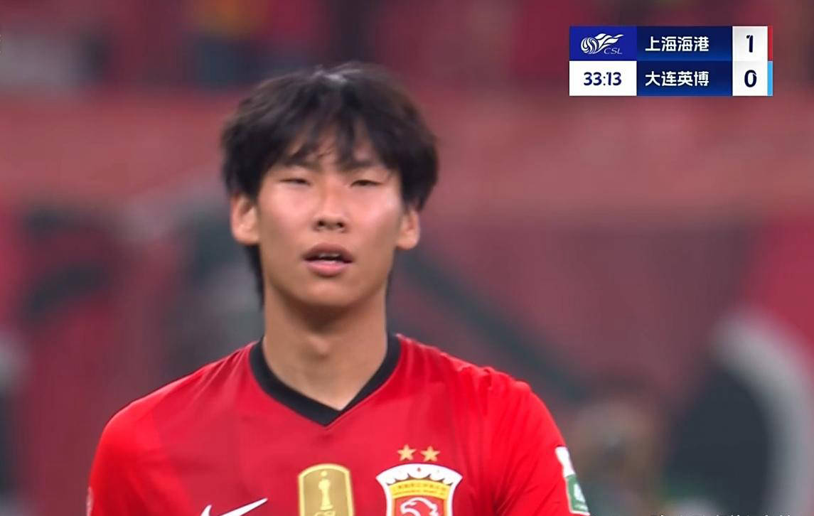 国足中锋焦虑，被小将朱鹏宇这一脚踹飞了？
