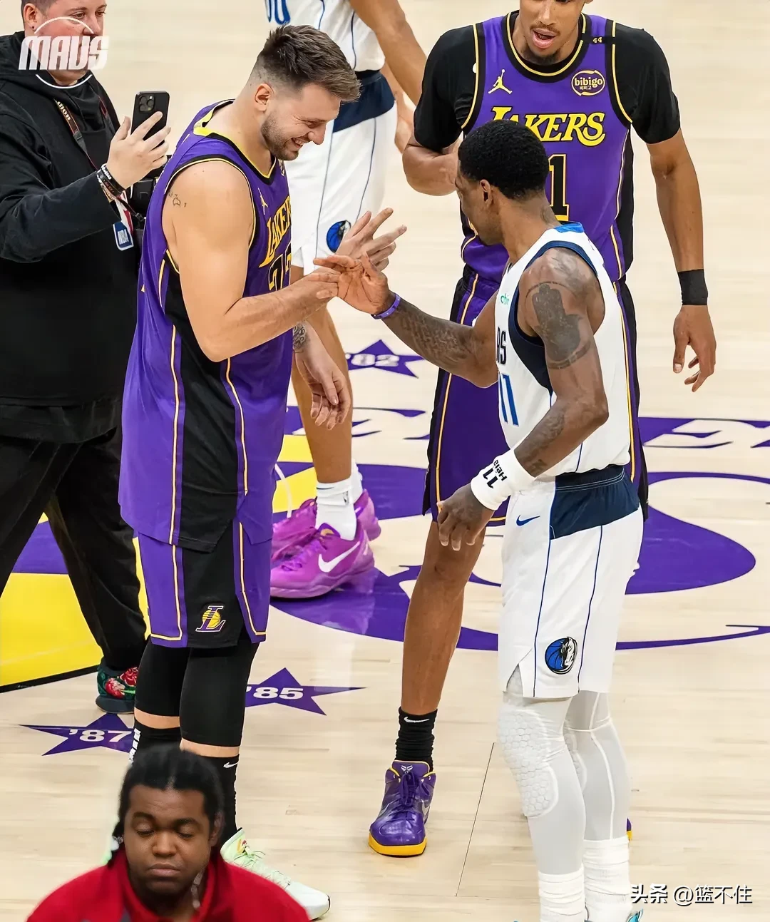 包含NBA：两笔交易达成，欧文降薪助独行侠补强，湖人问价维金斯的词条